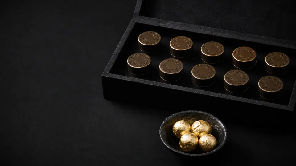 Clear photo of Baekrok Gongjindan individual pill containers and gold-leaf pills